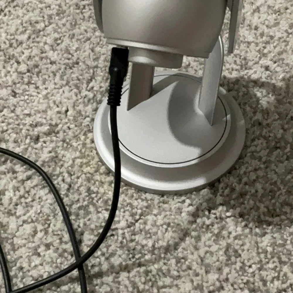 BLUE YETI SILVER MICROPHONE!! EUC CORD AND PHONE ADAPTER INCLUDED!